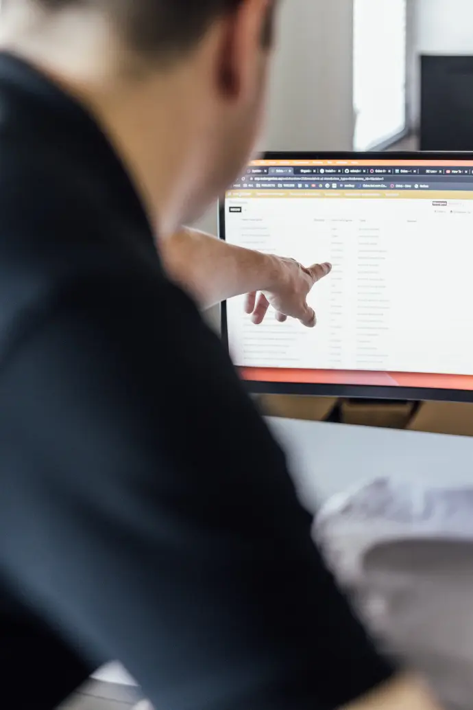 Medewerker die uitleg geeft over Odoo