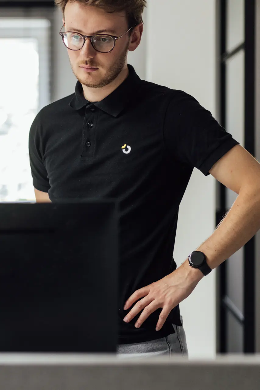 Collega die meekijkt op scherm